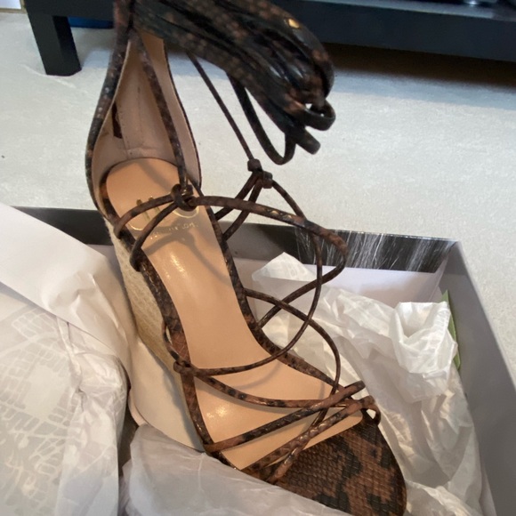 Never worn JLO espadrilles with tie up and zipper back. - Picture 5 of 7